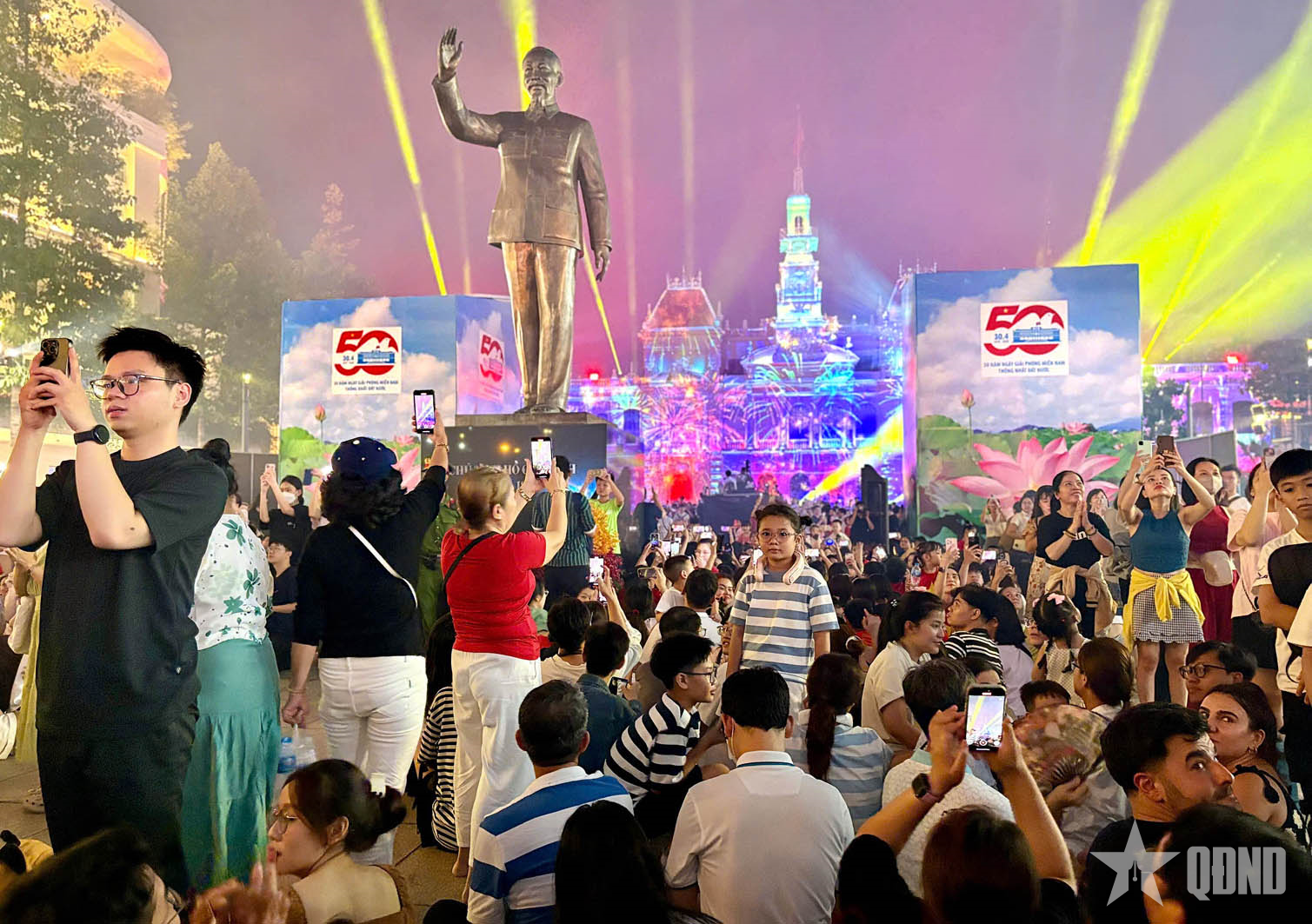 TP Hồ Chí Minh rực rỡ sắc màu trong đêm khai mạc “Sắc màu Thành phố Bác”